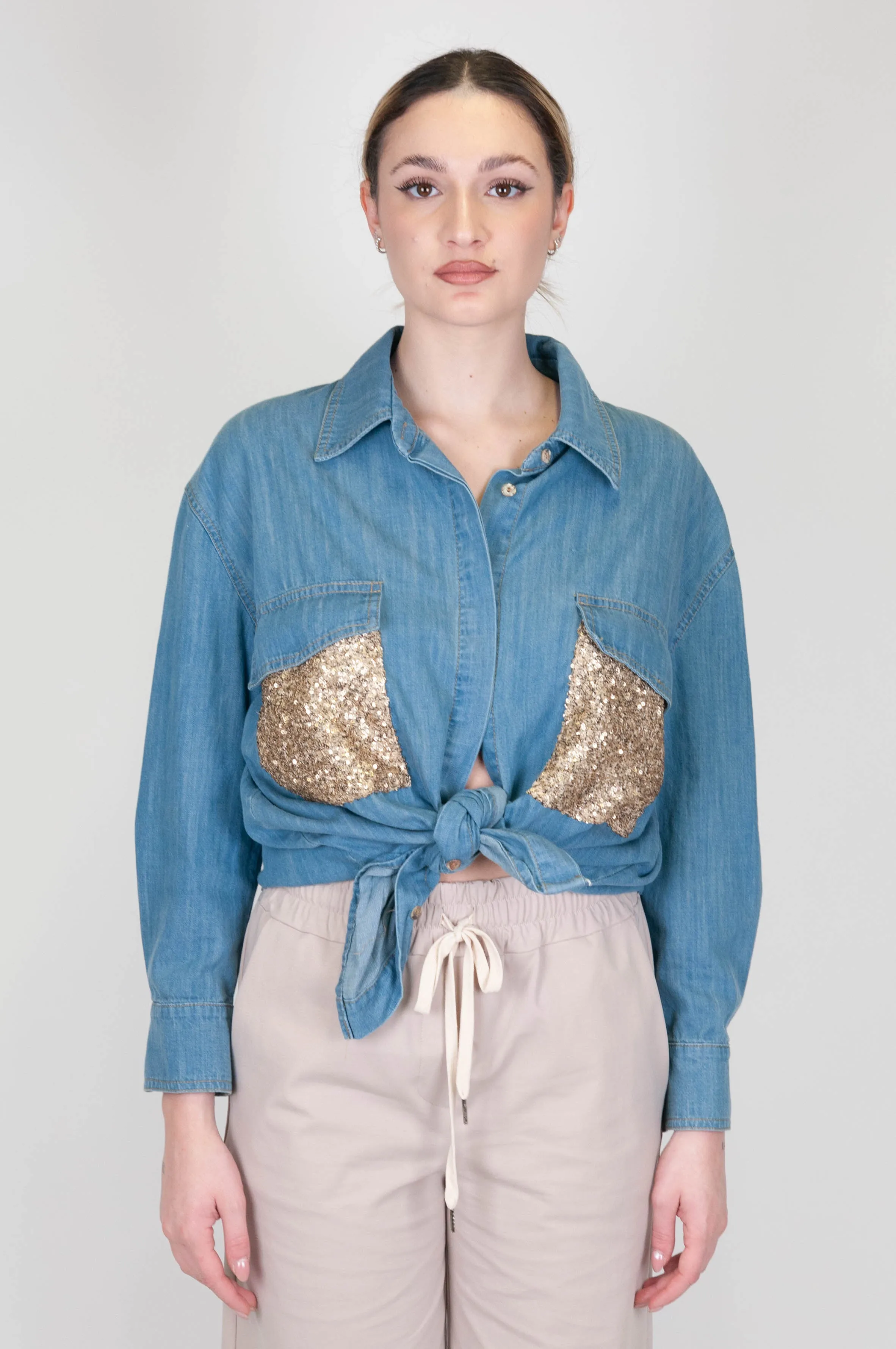 Tensione in - Camicia di jeans con tasche in paillettes