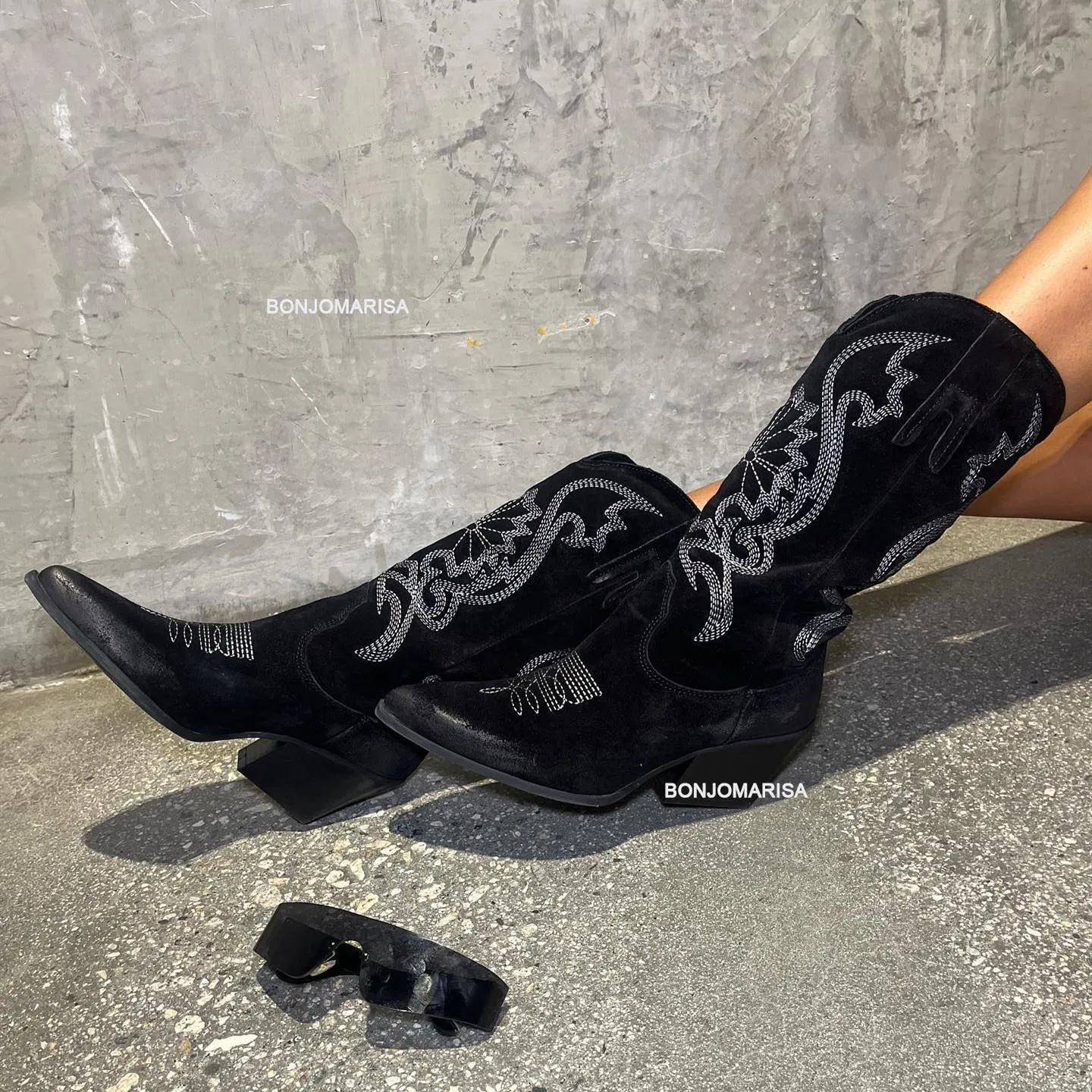 Women's Western Boots Embroidery Design Cowboy Cowgirls Boots Flock Fashion Pointed Toe Slip On Autumn Street Style Shoes Brand